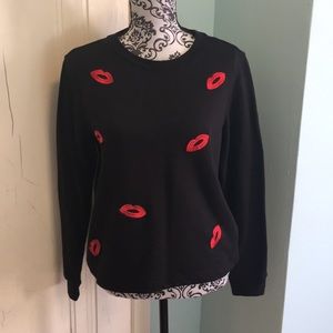 Black sweat shirt with red lips